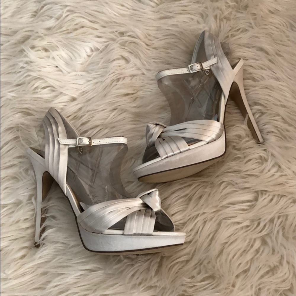 New guess size 8 natural satin heels